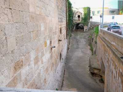 Quest�ultimo oggi ridotto a uno stretto passaggio cementato 